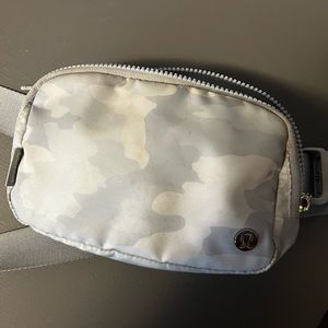 Lululemon Everywhere Beltbag